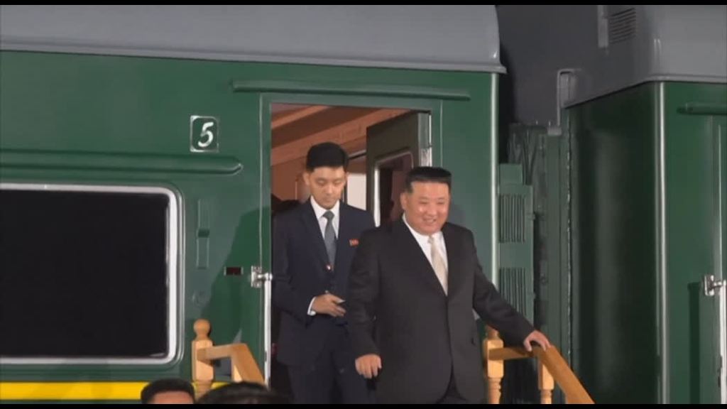 l’arrivo-di-kim-jong-un-in-russia,-scende-sorridente-dal-treno