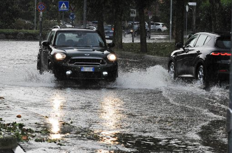 nubifragio-a-milano:-esonda-il-seveso